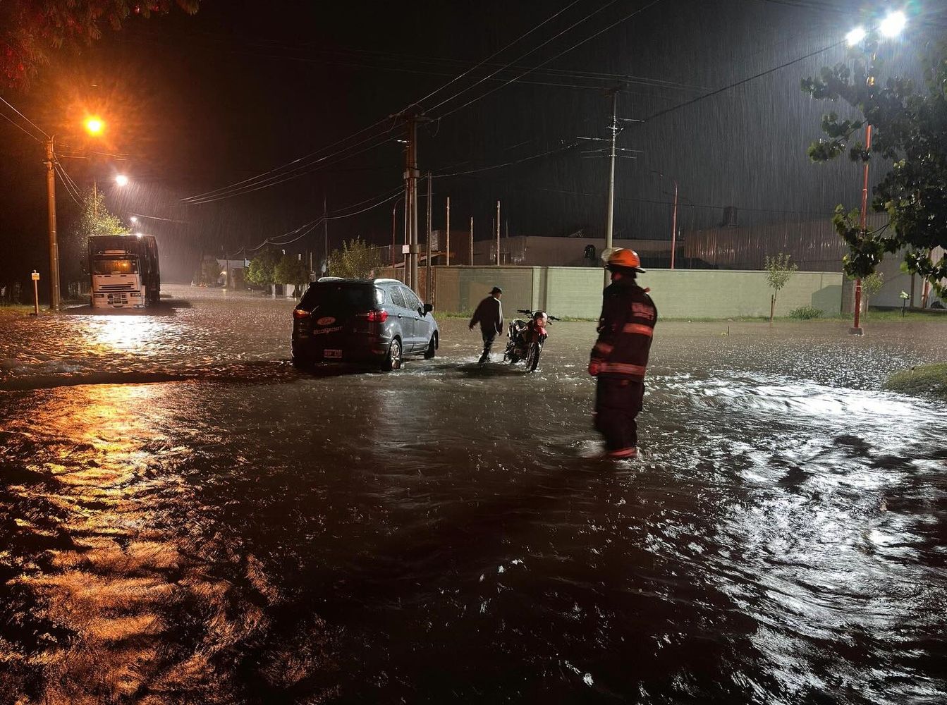 Bomberos de Arroyito asistieron a damnificados