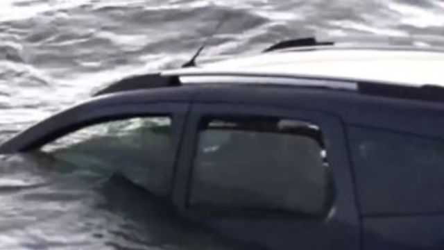 Terror en la Costanera: una camioneta cayó al Río de la Plata con una mujer y su hija de 11 años a bordo