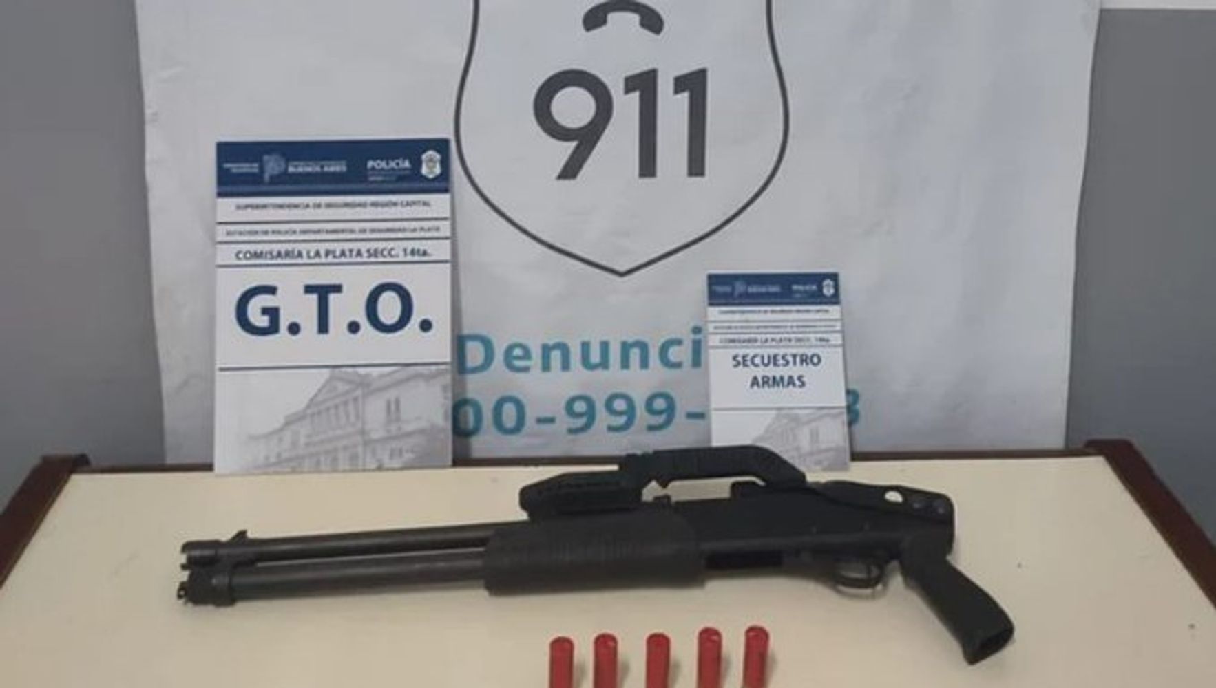 La policía secuestró del domicilio una escopeta y municiones.