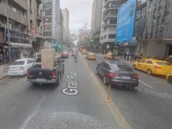 Pánico en pleno centro de Córdoba: cayó mampostería desde un edificio y un peatón terminó herido