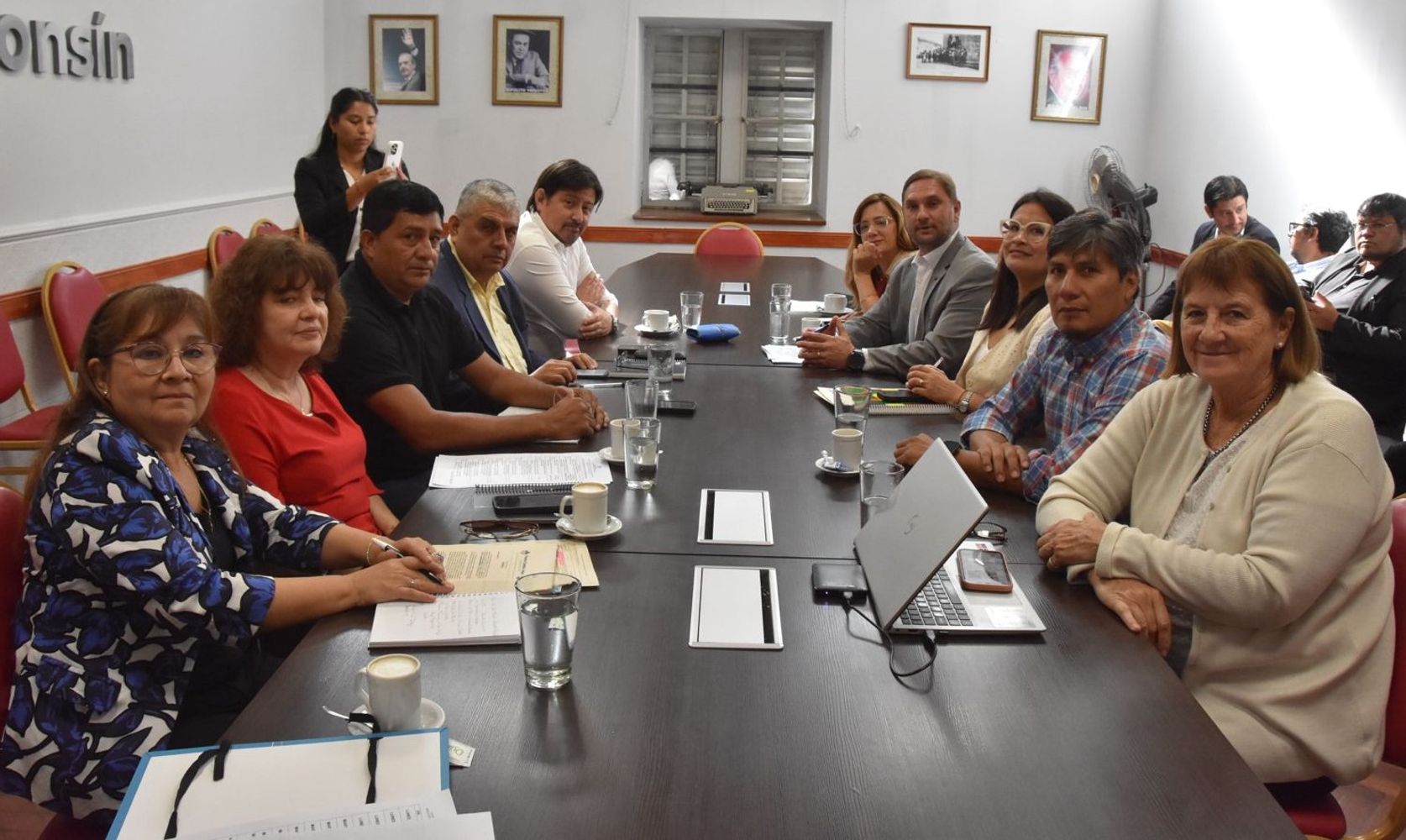 Legisladores representantes de los distintos bloques se reunieron en el salón "Presidente Raúl Alfonsín" de la Legislatura para iniciar las actividdes de la comisión de Trabajo y Seguridad Social en el período 2026. La mesa se reunirá los días miércoles a las 10:00.