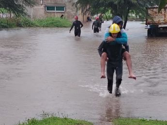 Por la abundante lluvia, Bomberos de Arroyito asistieron a damnificados