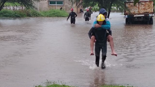 Bomberos de Arroyito asistieron a damnificados