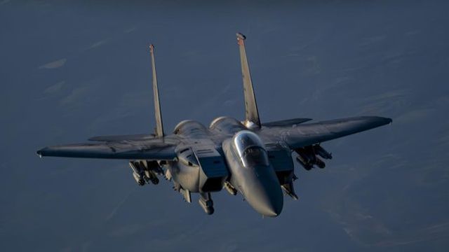 Aviones de guerra de Estados Unidos fueron abatidos por Irán, y buscan a uno de los pilotos.
