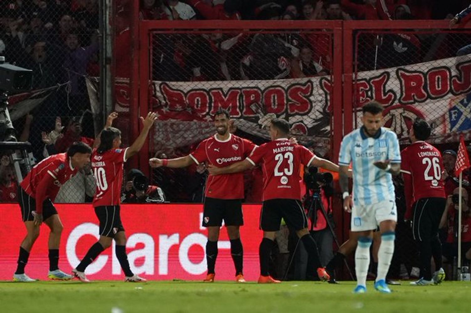 Festejo de Independiente, dueño del clásico ante Racing.