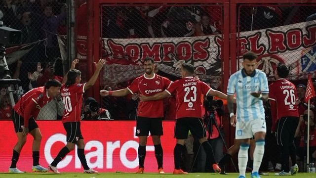 Festejo de Independiente, dueño del clásico ante Racing.