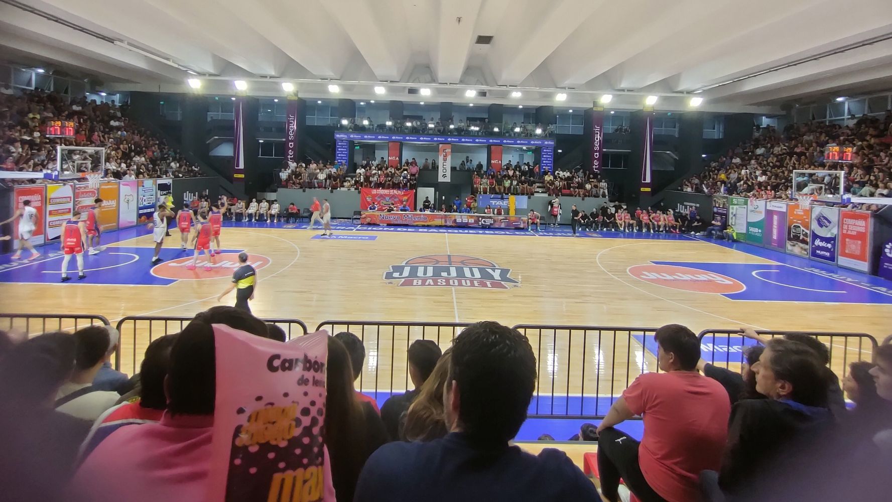 El público que colmó todas las locaciones, atronó el estadio del parque San Martín con cada punto logrado por los "cóndores" en la noche del viernes.