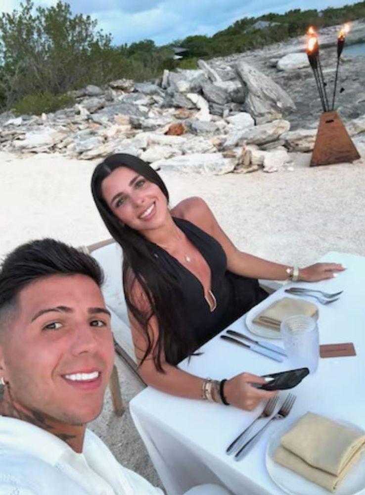 Match total black: Valentina Cervantes combinó su cartera con una camioneta de alta gama y revolucionó las redes
