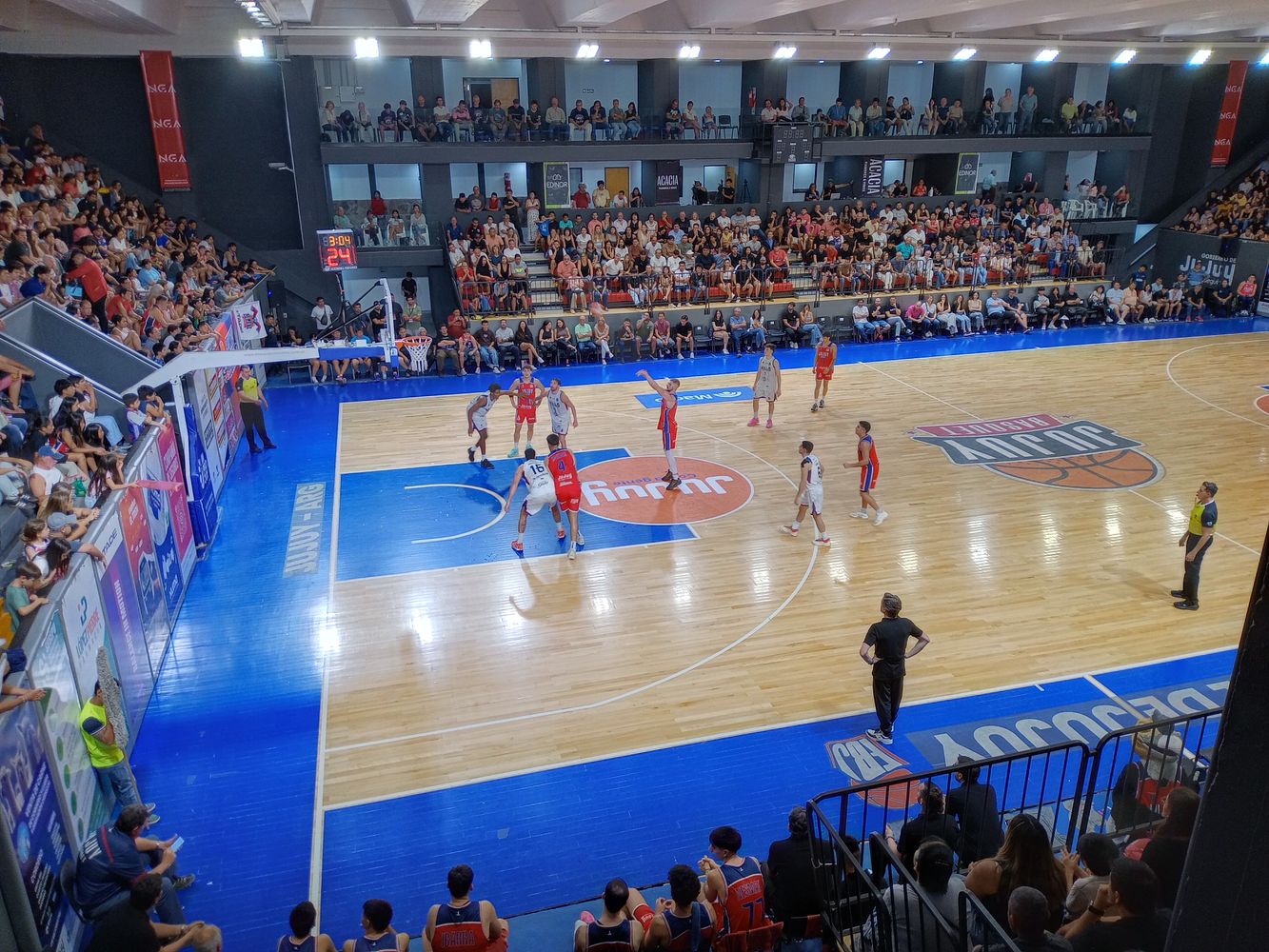Con una mejor actuación colectiva, Jujuy Básquet se recuperó de la caída del miércoles e igualó la serie al vencer por 81 a 78 a Villa San Martín.