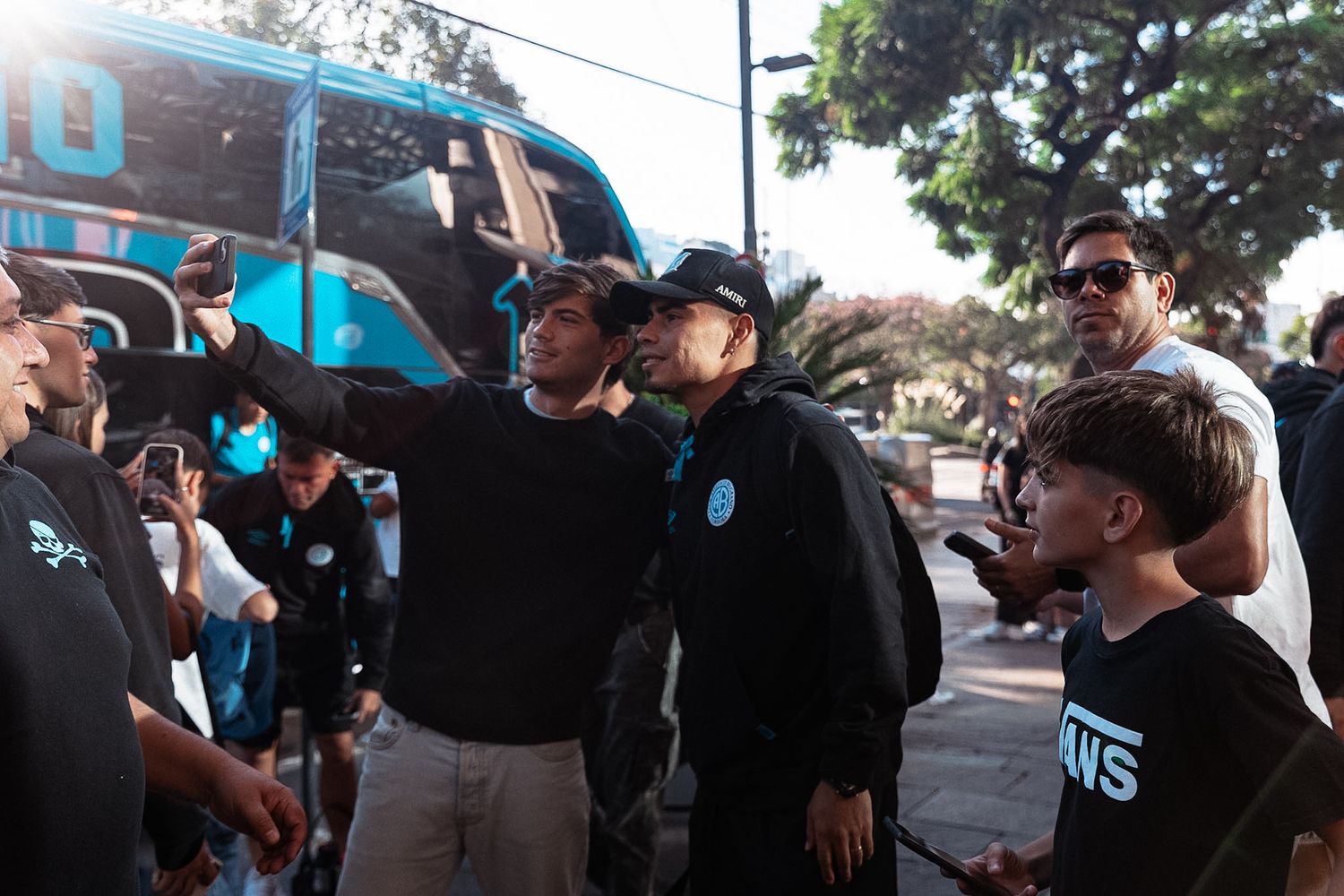 El "Chino" Lucas Zelarayán en la llegada a Buenos Aires, y con hinchas de Belgrano esperando.