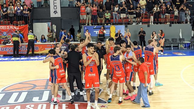 La mesa de control hace sonar el bocinazo final y se desata el festejo en el centro del campo de juego: Jujuy Básquet se tomó revancha ante Villa San Martín y puso la serie 1 a 1.
