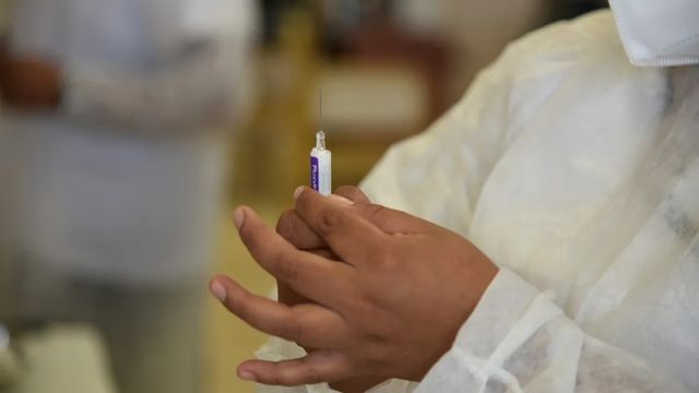 La dosis antigripal puede aplicarse junto con otras vacunas del Calendario Nacional o con la vacuna contra Covid-19, sin tener que esperar intervalos mínimos entre aplicaciones.