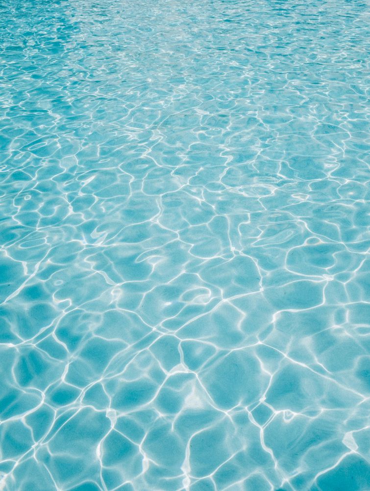 El hombre salió de una piscina en barrio Acosta. 