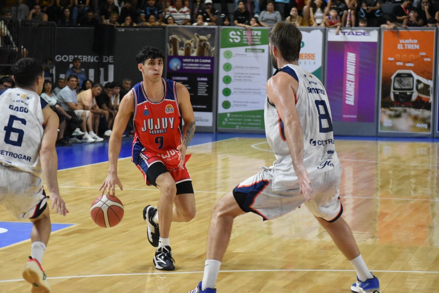 Thiago Roca fue la gran figura de la noche con 26 puntos y cinco triples, liderando a su equipo en la victoria del viernes en Jujuy.