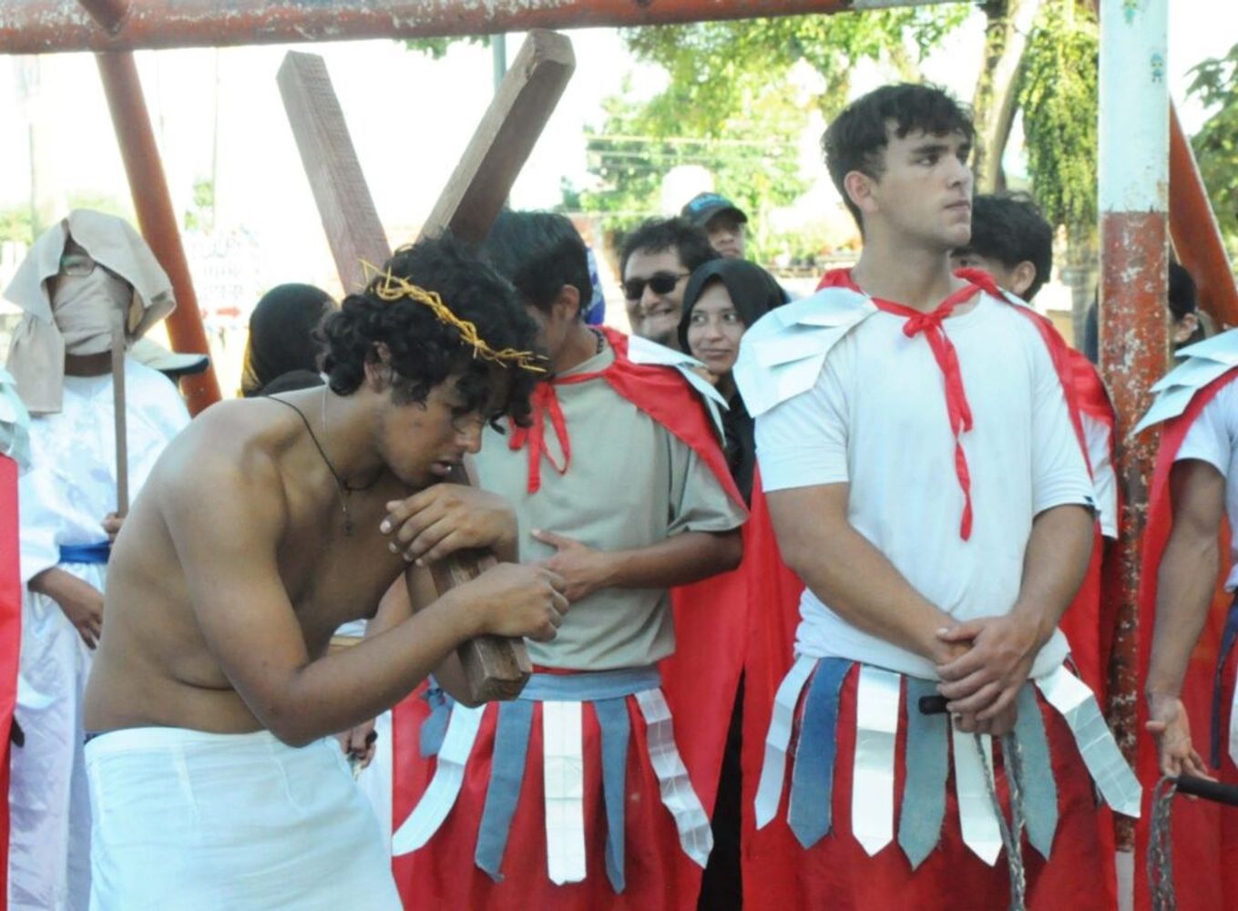 La feligresía católica del barrio Alto Comedero de la capital jujeña siguió con recogimiento y fe la recreación de la pasión de Cristo, en el viacrucis por calles del sector.