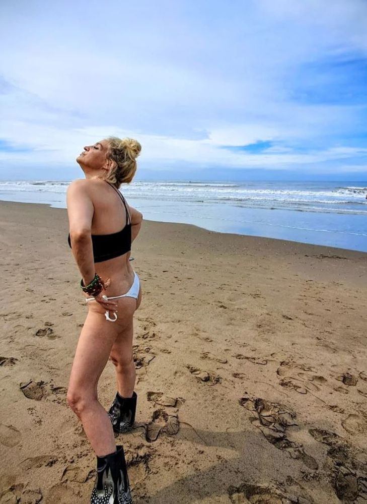 Desde la playa, Leticia Brédice sorprendió con un llamativo look y marcó tendencia con unos borcegos negros