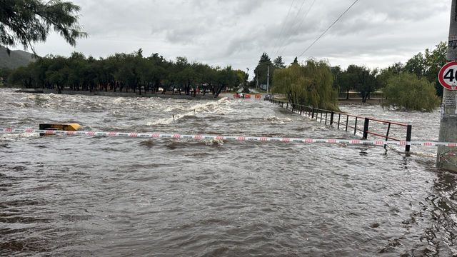 Puente Terzi con corte preventivo al tránsito durante la jornada de ayer por la crecida del río.