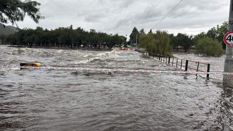 Fuertes crecidas en los afluentes del lago San Roque por las lluvias