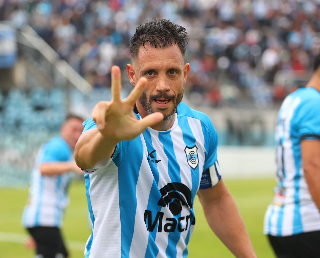 Logrando un triunfo de local que lo mantiene en la cima, Gimnasia y Esgrima de Jujuy venció por 2 a 0 a Patronato. Después de convertir su gol, Guillermo Cosaro celebra de antemano los tres puntos que finalmente se llevaría su equipo.