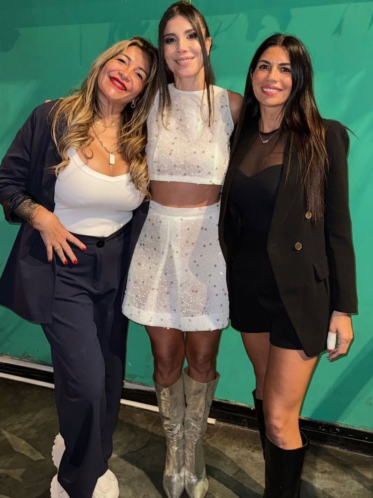 Andrea Rincón eligió un look total white lleno de brillos y conquistó Instagram