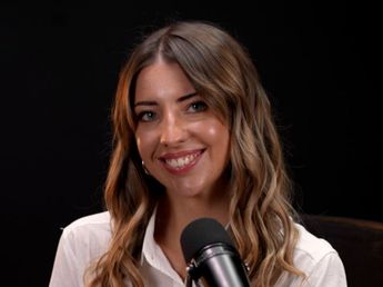 Lara López Calvo, la influencer económica, marcó tendencia con un look urbano de saco sastrero y zapatillas deportivas