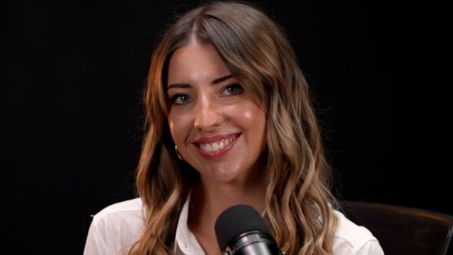 Lara López Calvo, la periodista e influencer económica, marcó tendencia con un look urbano de saco sastrero y zapatillas deportivas