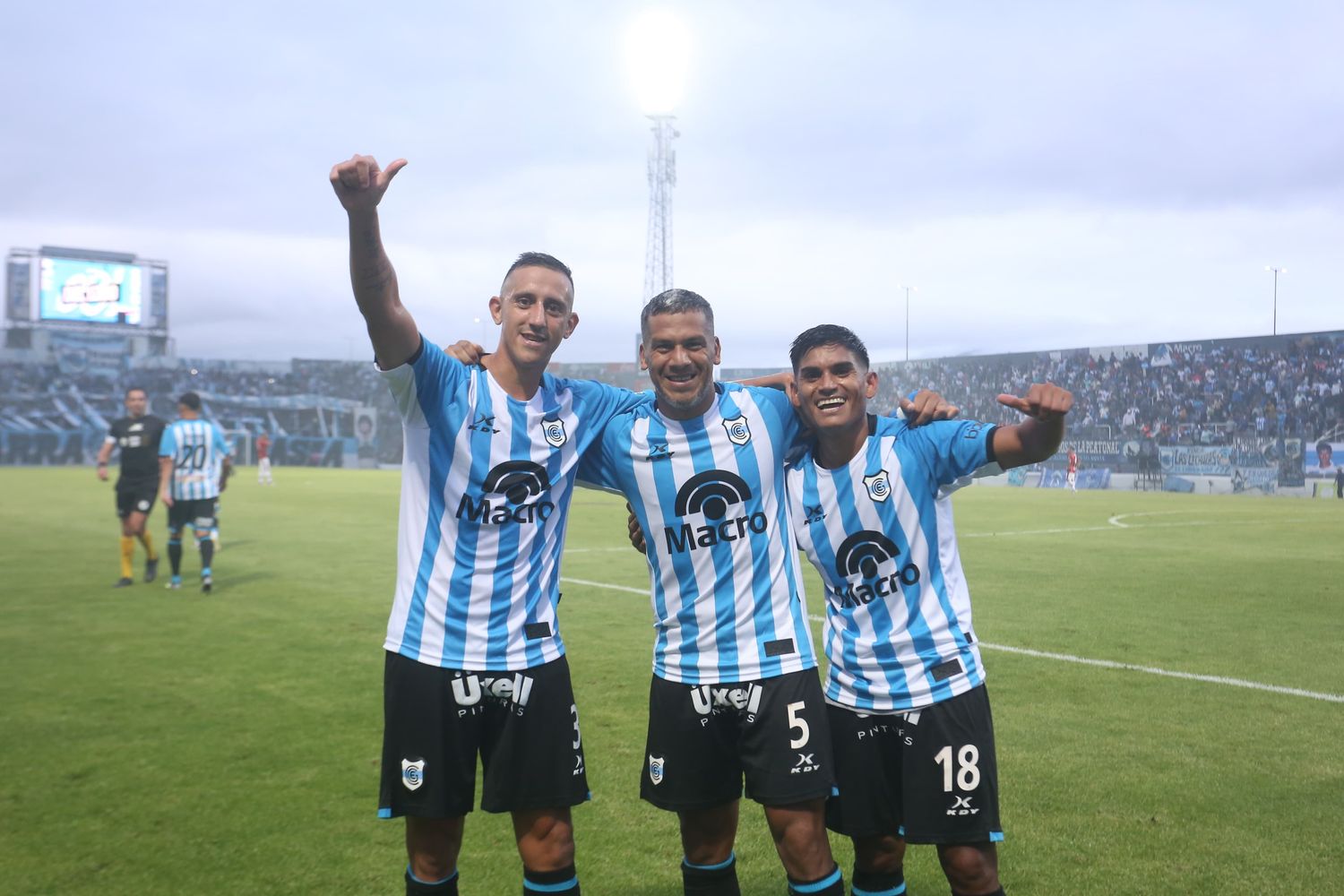 Emiliano Endrizi, Hugo Soria -autor de segundo gol- y Mauro Cachi, abrazados en el festejo ante las cámaras de los fotógrafos, al término de partido jugado este domingo en San Salvador de Jujuy.
