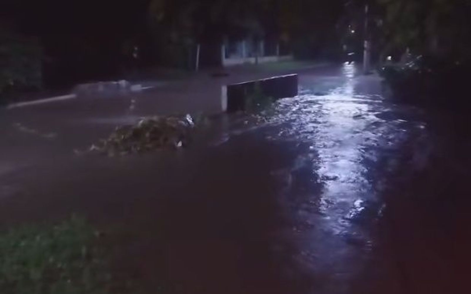 Barrio Alvear, otra vez bajo presión por el desborde de la acequia Los Méndez.