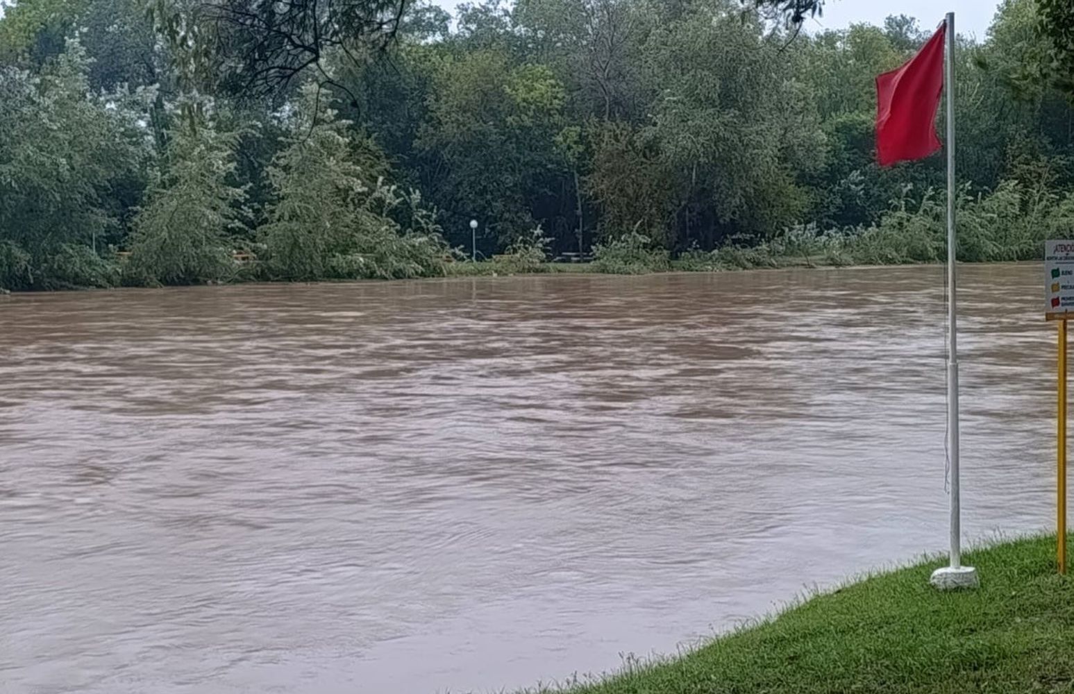 bandera roja en el Río Xanaes de Arroyito por el aumento en el caudal