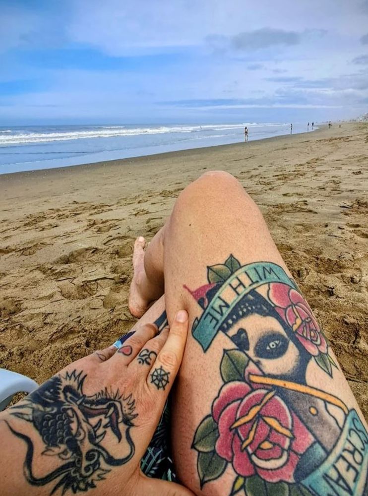 Desde la playa, Leticia Brédice sorprendió con un llamativo look y marcó tendencia con unos borcegos negros