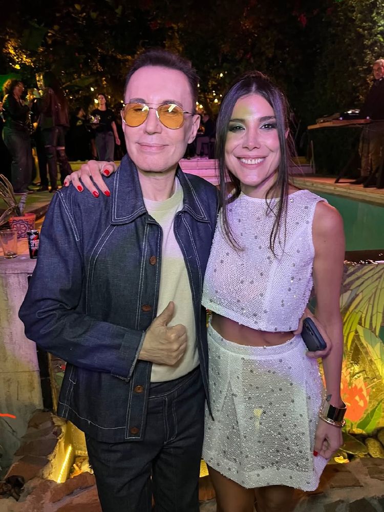 Andrea Rincón eligió un look total white lleno de brillos y conquistó Instagram