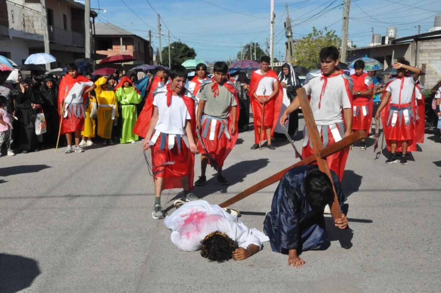 Compenetrados en sus roles, jóvenes del barrio Alto Comedero protagonizaron en el Viernes Santo la recreación de la pasión de Jesucristo.