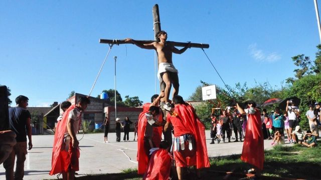 La Semana Santa se vive con particular devoción en Jujuy. Este Viernes Santo hubo un conmovedor viacrucis viviente en el barrio Alto Comedero de esta capital.