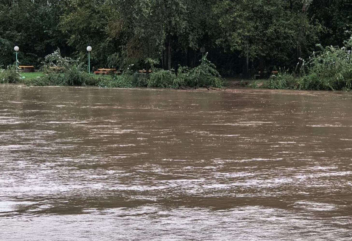 bandera roja en el Río Xanaes de Arroyito por el aumento en el caudal
