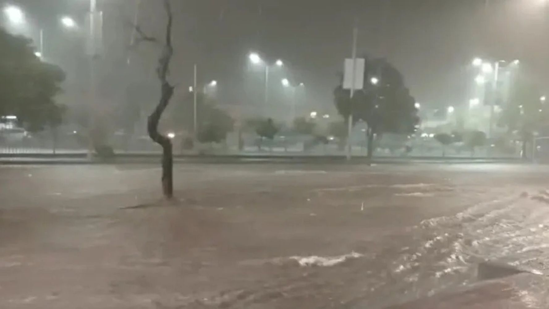 Temporal en la capital: anegamientos y una jornada marcada por el dolor.