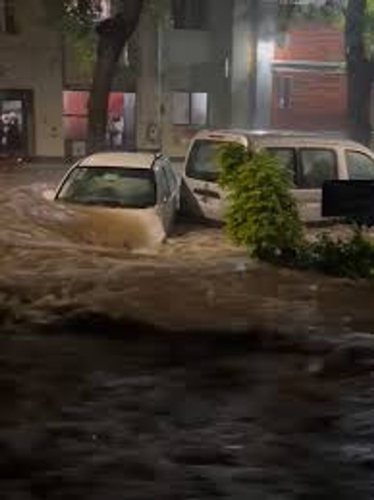 La fuerza del agua arrastró vehículos creando caos y angustia entre los vecinos.