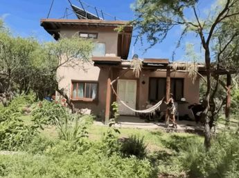 Construyó una casa de barro en Córdoba y se volvió viral: es el hijo de Julián Weich