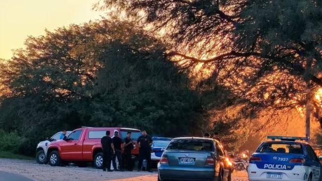 El hombre fue encontrado a la vera del río.