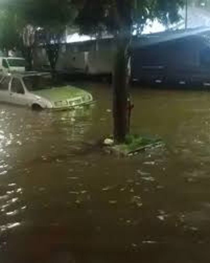 Calles anegadas y conmoción en la capital por el fuerte temporal.
