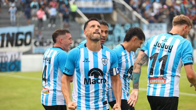 El capitán Guillermo Cosaro fue el autor del primer gol del duelo que dejó al “Lobo” jujeño puntero, en escalón compartido con Tristán Suárez.