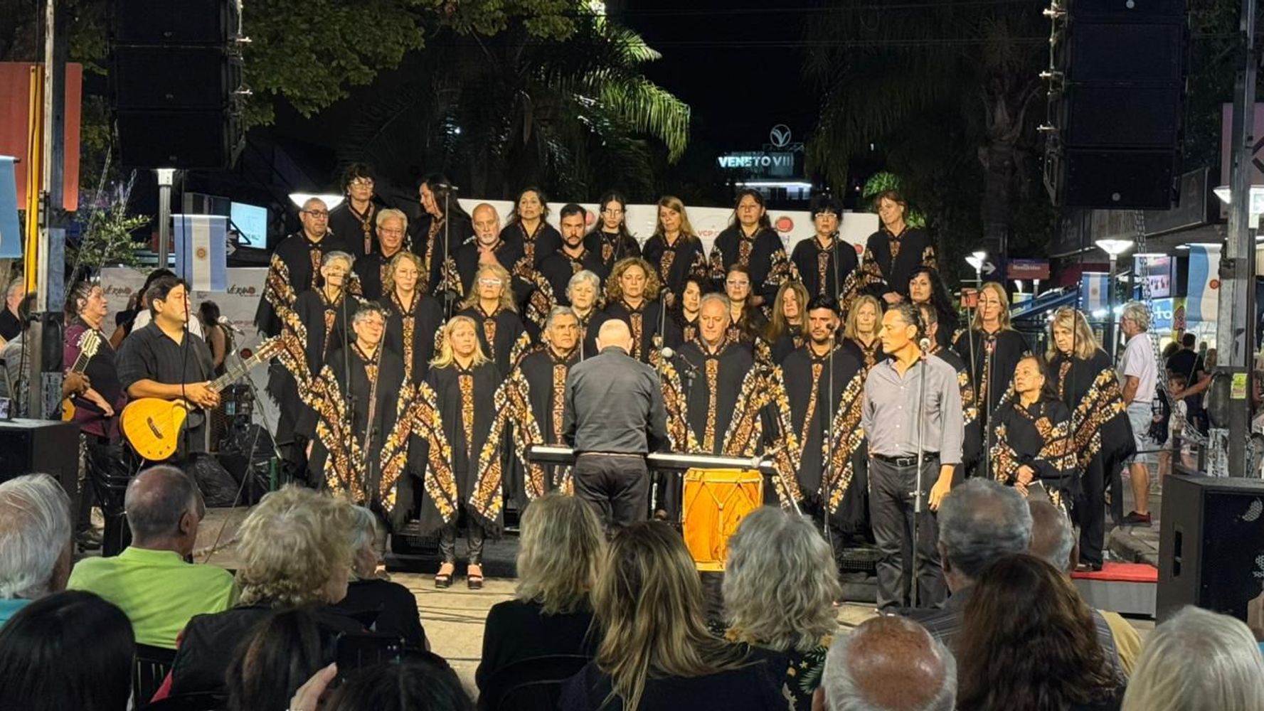 La Misa Criolla emocionó al público en una noche especial en el centro.