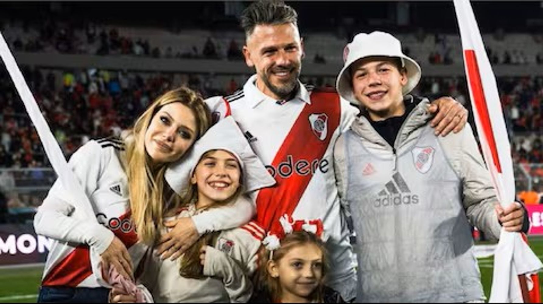 Evangelina Anderson y sus hijos con Martín Demichelis