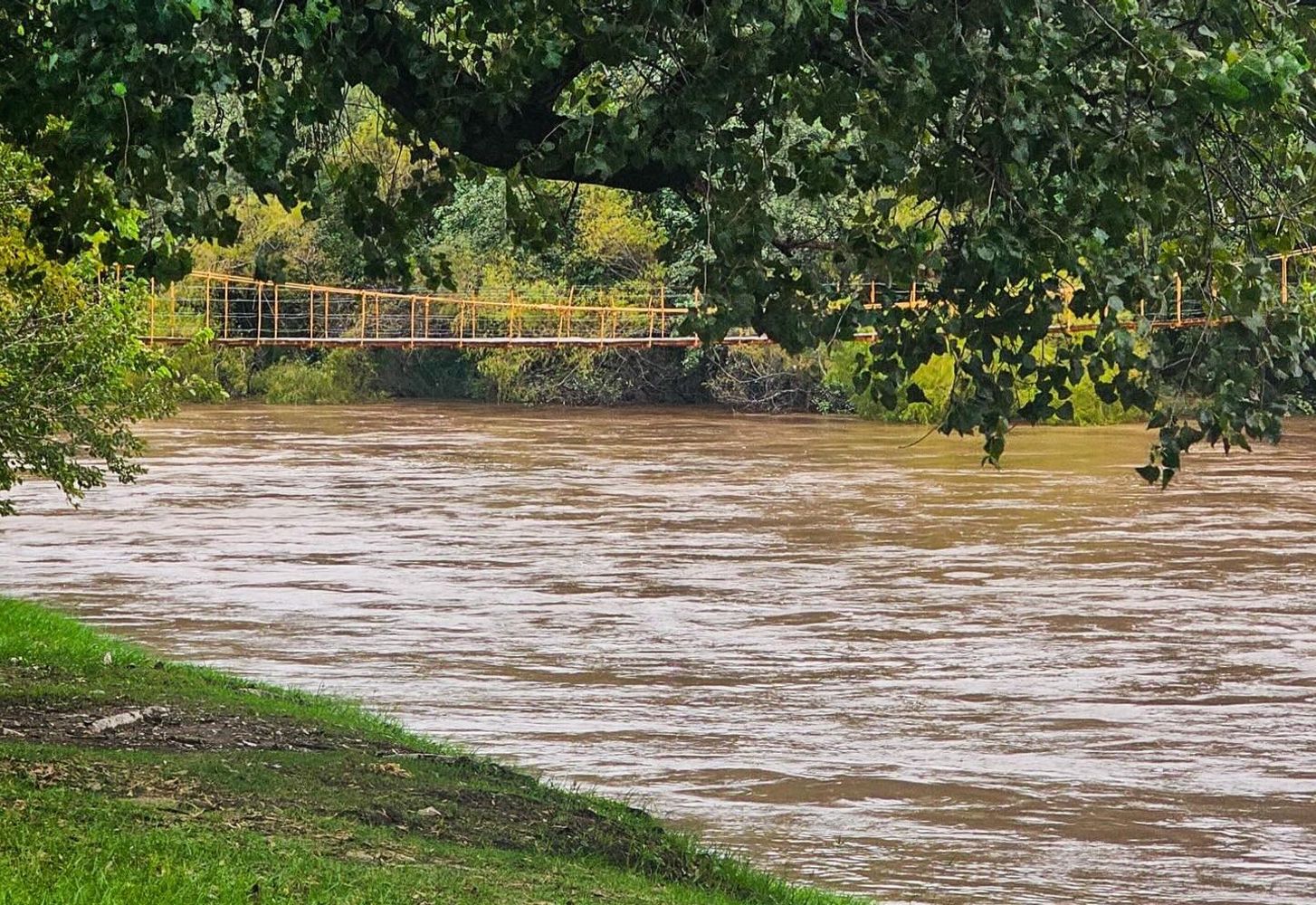 bandera roja en el Río Xanaes de Arroyito por el aumento en el caudal