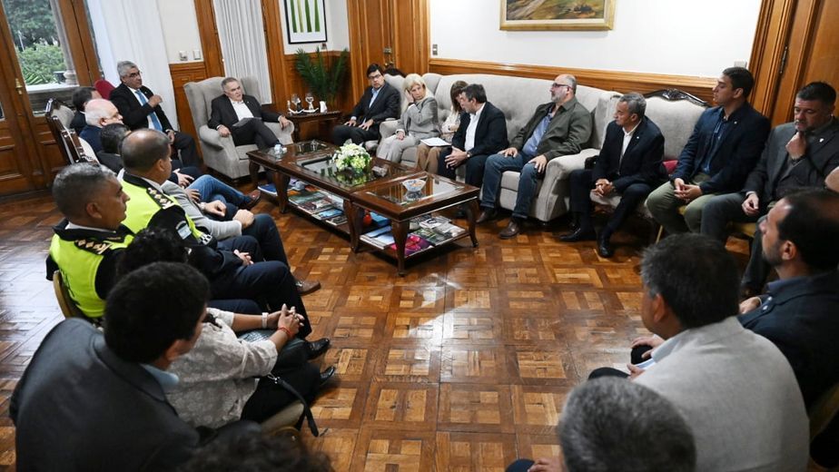 El gobernador ya está en Casa de Gobierno y se reúne el comité de emergencia