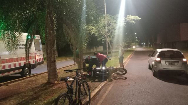 Grave siniestro en Posadas: una mujer sufrió fractura vertebral tras despistar en moto.