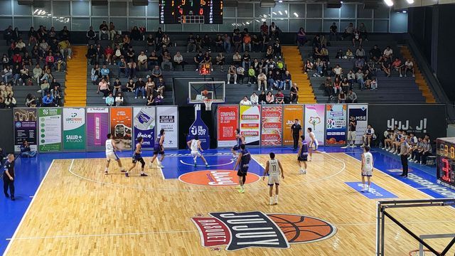 El Carmen Básquet logró una significativa victoria este domingo en el estadio de la Federación Jujeña de Básquet, que lo valida como líder de la zona Norte de la Liga Federal.