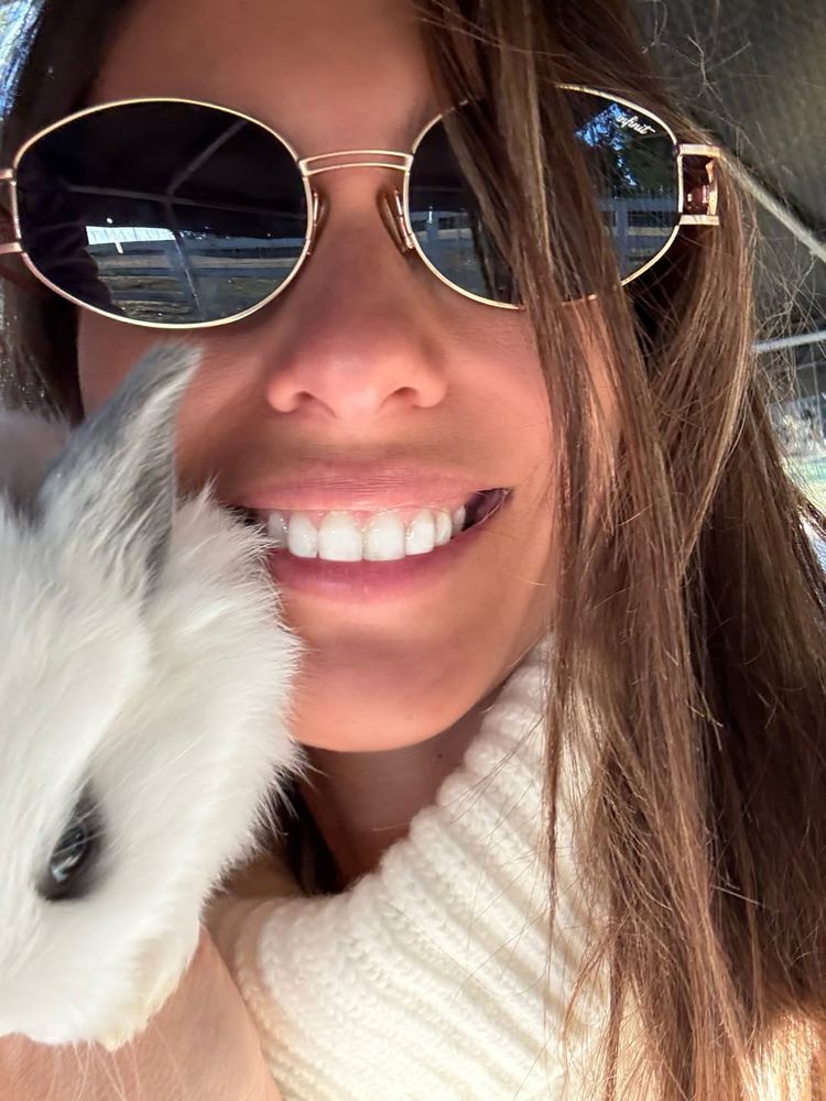 Pampita recibió el otoño con un look de lana total white y el accesorio del momento