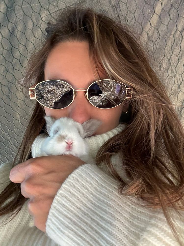 Pampita recibió el otoño con un look de lana total white y el accesorio del momento