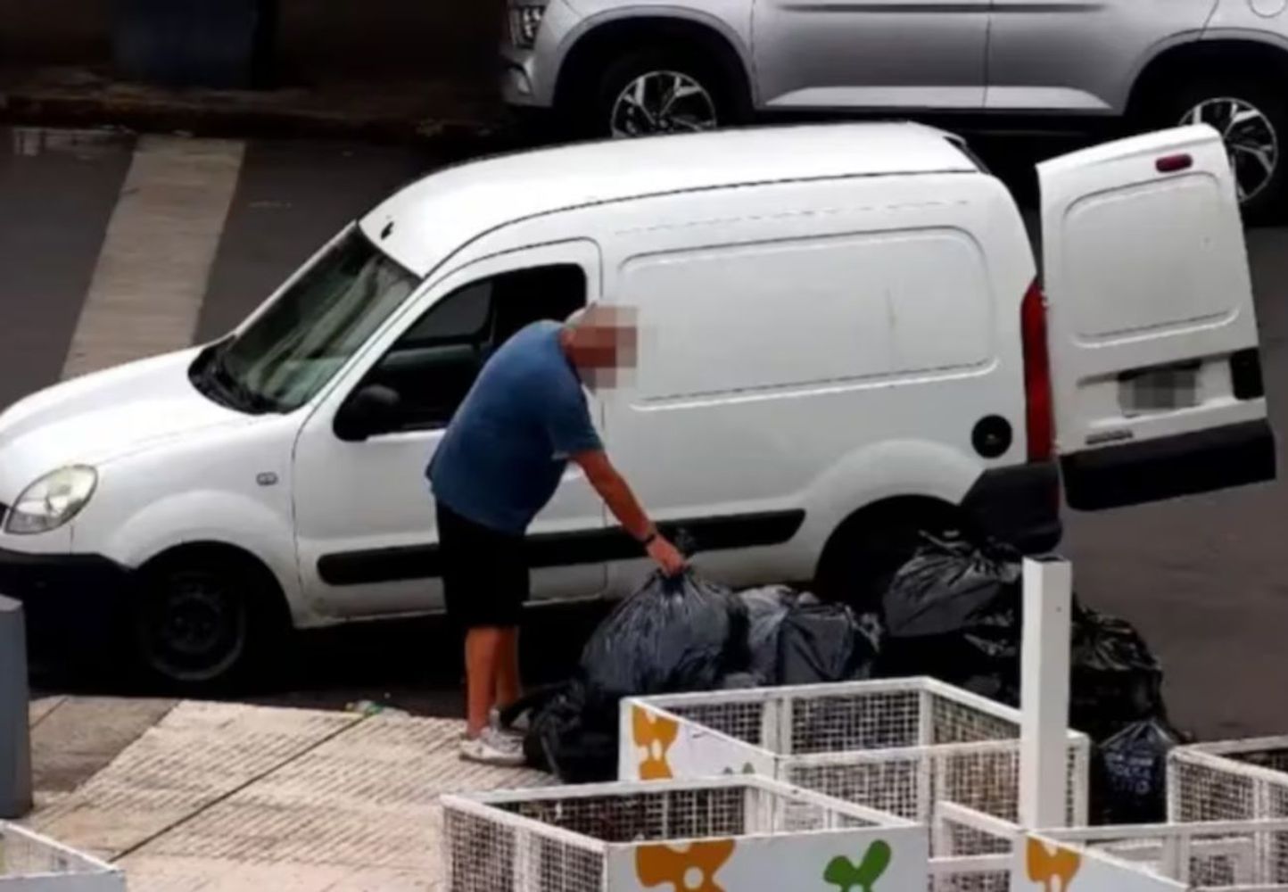 Multa millonaria por arrojar basura en una plaza.