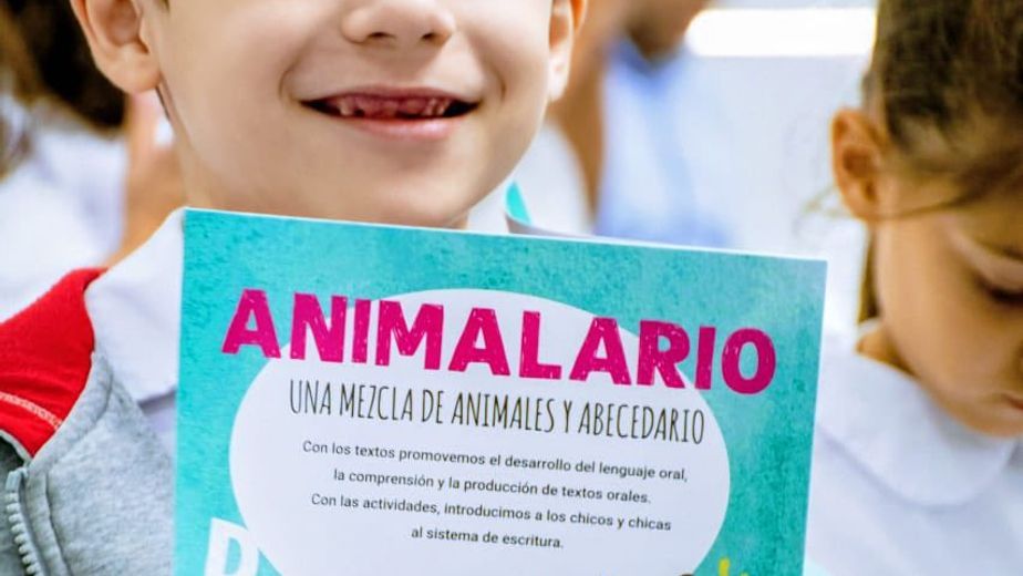 El Plan Cumbre lleva libros a estudiantes de 1° y 2° grado en la provincia